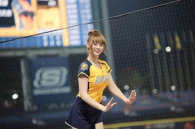 中信兄弟啦啦队「Passion Sisters」成员短今（胡馨仪）。(图/ 摘自短今IG)