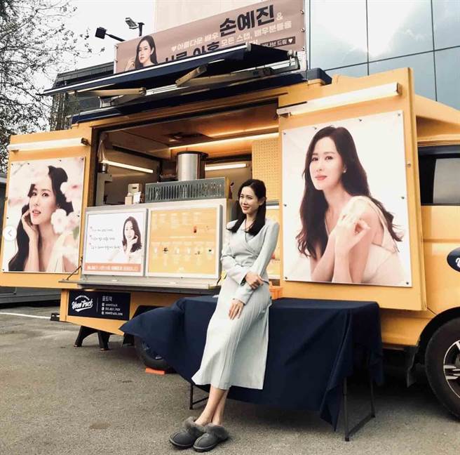 孫藝珍以BAU by Bride And You百摺連衣裙搭配UCG拖鞋。（翻攝自孫藝珍IG）