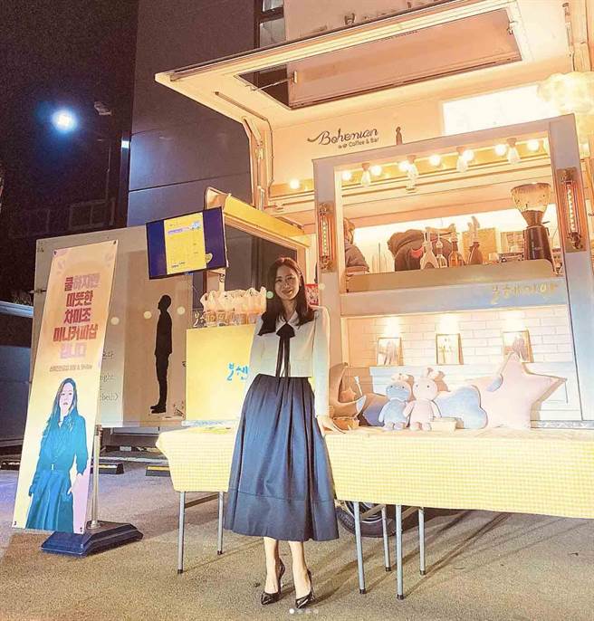 孫藝珍以BAU by Bride And You軟呢外套搭配黑色Ａ字裙，呈現氣質形象。（翻攝自孫藝珍IG）