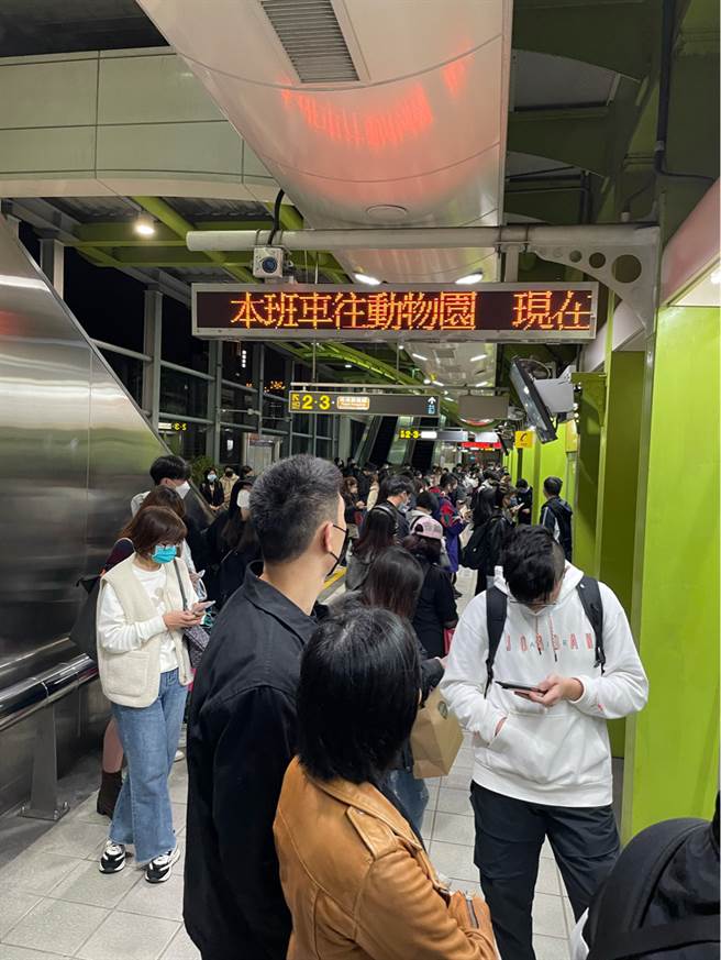 网友爆料，自己在捷运站等了15分钟，车始终没来。(图／PTT)