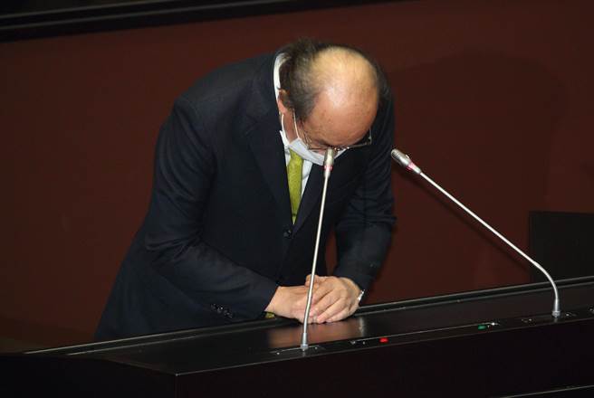 法院临时会28日为最后一天，民进党立委郭国文向行政单位呼吁应解禁福岛等五县市食品，引发国民党团不满，占领主席台杯葛议事。对此，民进党团总召柯建铭（如图）上台发表谈话，对于因郭国文所做出的呼吁造成议事延宕鞠躬道歉。（张铠乙摄）