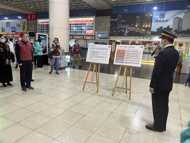 侯友宜晚间至板桥转运站、板桥车站视察春节输运情形。（王扬杰摄）