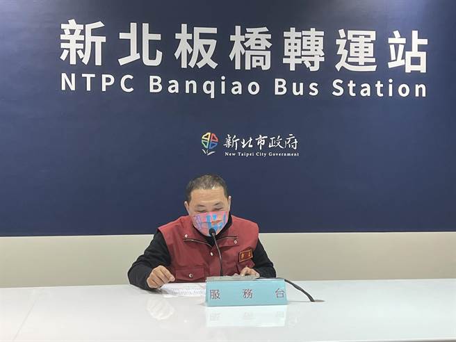 侯友宜透过广播向返乡旅客拜年。（王扬杰摄）