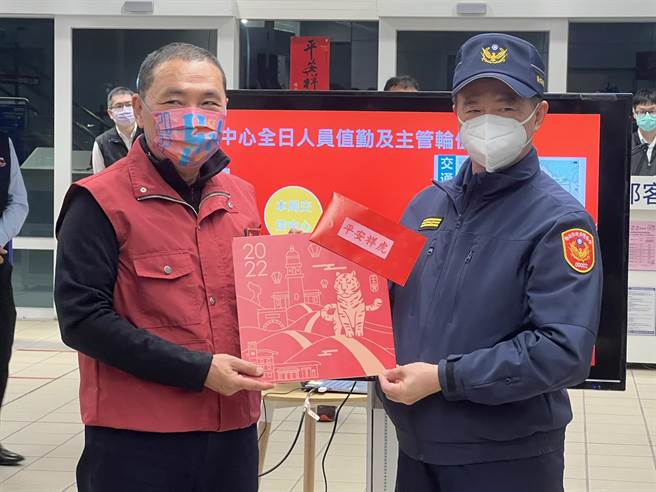 侯友宜致赠礼券慰劳春节仍坚守岗位的人员。（王扬杰摄）