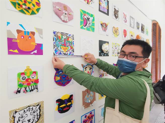 麻豆国中美术班同学以老虎年画为主题，其中隐藏秘密数字，等待游客自行丈量发现。（刘秀芬摄）