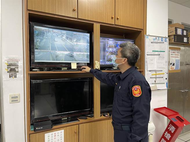 台南市警察局新營分局利用路口監視器及各雲端平台，全面監控轄區各重要道路車流狀況。(讀者提供／劉秀芬台南傳真)