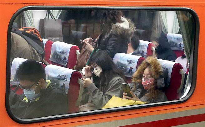 春节9天连假29日开始，28日最后一个年前工作日，在新北市板桥车站出现搭车返乡人潮，准备回家团圆过新年。（赵双杰摄）