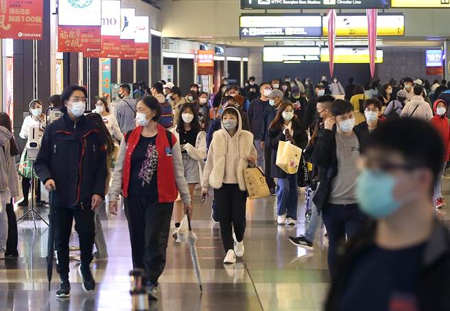 新北市板桥车站出现大批搭车返乡人潮，准备回家团圆过新年。（赵双杰摄） 