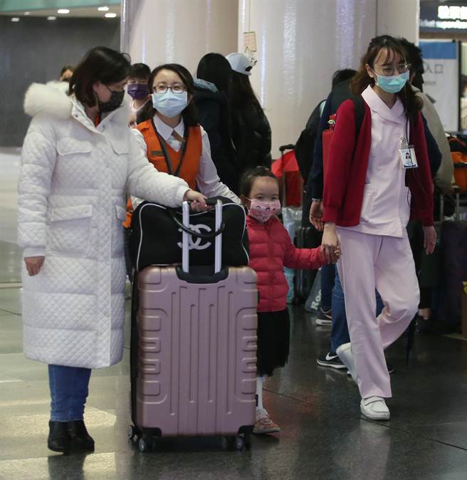 春节9天连假29日开始，28日最后一个年前工作日，在新北市板桥车站出现搭车返乡人潮，家长带着小孩拖着行李准备回家团圆过新年。（赵双杰摄）