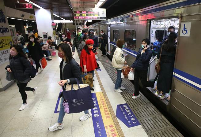 春节9天连假29日开始，28日最后一个年前工作日，在新北市板桥车站出现搭车返乡人潮，准备回家团圆过新年。（赵双杰摄）