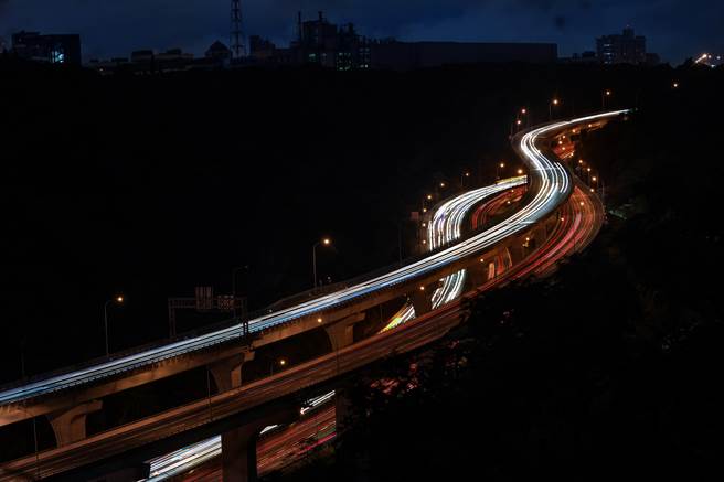 春节9天连假29日开始，28日傍晚国道一号林口路段涌现首波返乡车潮。（邓博仁摄）