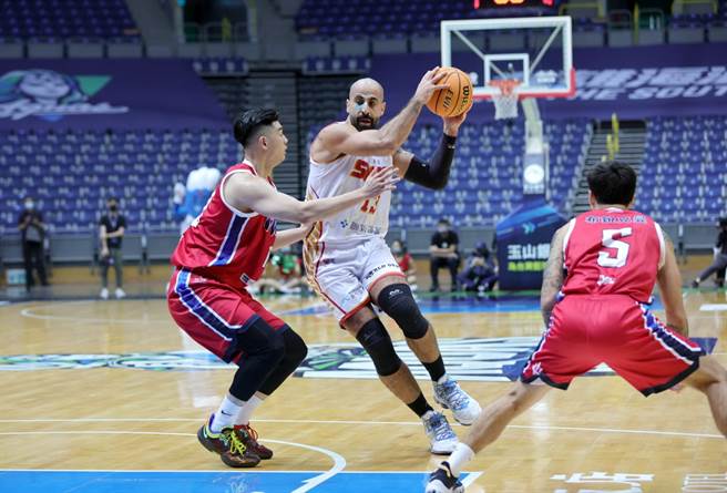 太陽洋將桑尼持球闖入禁區遭遇海神前鋒胡瓏貿防守。(T1聯盟提供)