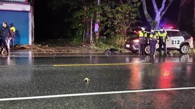 台東52歲李姓男子於28日晚上8點5分許，行經台東縣關山鎮台9線崁頂段319公里處穿越馬路，在南下車道遭到車輛撞擊死亡。（台東縣警察局關山分局提供／蔡旻妤台東傳真）