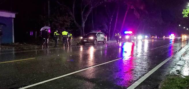 台東52歲李姓男子於28日晚上8點5分許，行經台東縣關山鎮台9線崁頂段319公里處穿越馬路，在南下車道遭到車輛撞擊死亡。（台東縣警察局關山分局提供／蔡旻妤台東傳真）