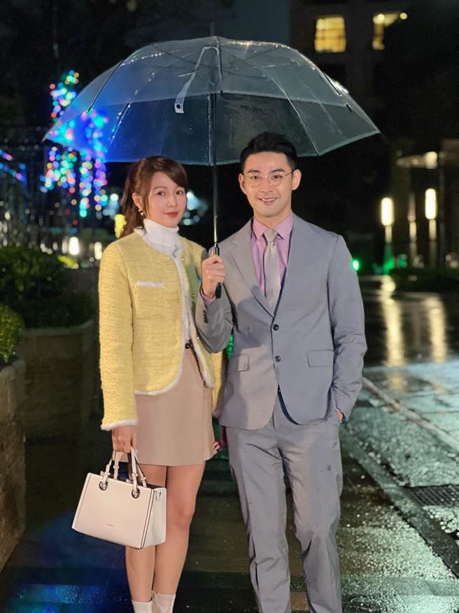 謝京穎（左）與潘柏希在劇中扮演上流社會的夫妻。民視提供