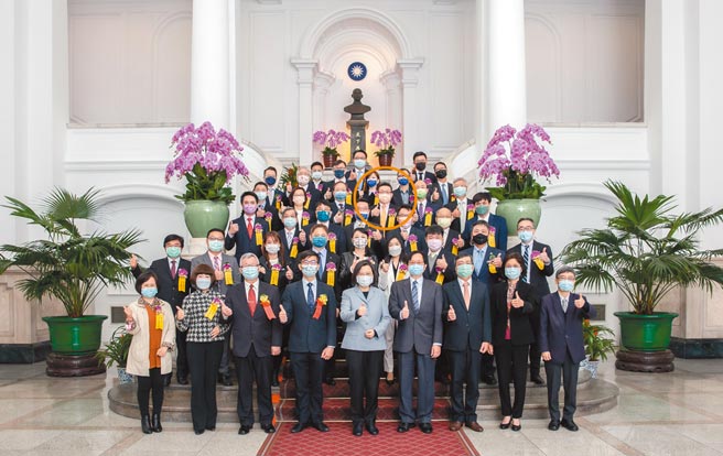 總統蔡英文接見保銳科技董事長蘇彥文與玉山獎首獎企業代表。圖／業者提供