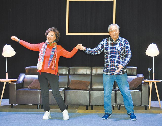 《琴瑟和鸣不同调》主题虽严肃，其实是很轻松快乐舞台剧，范宇文（左）不只高歌一曲，还与陶爸翩翩起舞。图／醒吾提供