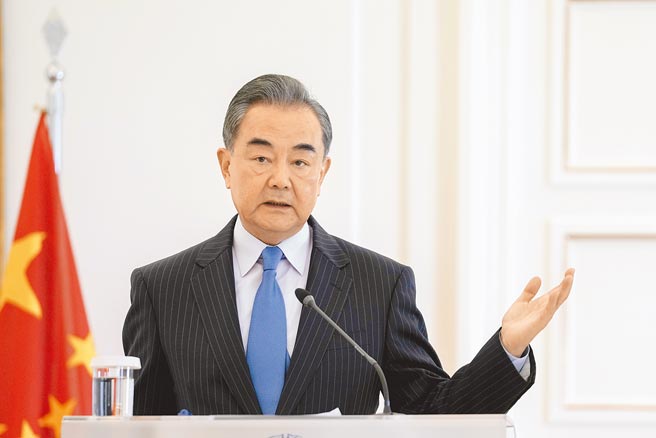 大陆国务委员兼外交部长王毅（见图）27日应约与美国国务卿布林肯通电话，双方一致同意在两国外长间保持经常性对话。（美联社）