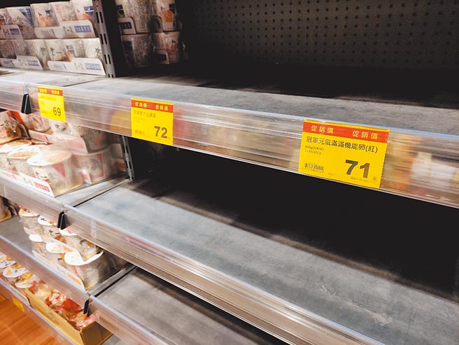 全台大缺蛋，不止卖场、超商洗选蛋动辄缺货，杂货店的散装蛋也一进货就被抢光。图为北市超商鸡蛋柜位空空如也的画面。（郑任南摄）