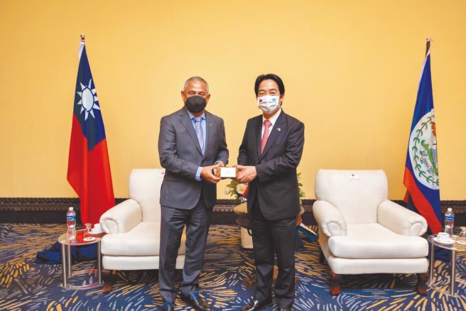 副总统赖清德（右）率特使团抵达宏都拉斯后，在下榻饭店随即展开与贝里斯总理布里仙纽（左）双边会谈。（总统府提供）