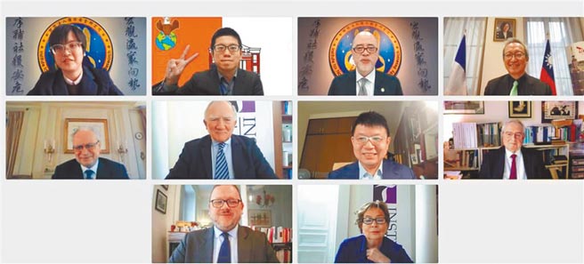 国防安全研究院27日与法国智库汤玛斯摩尔研究院签署合作备忘录，由执行长林成蔚（上排右二）与主席法勒（中排左）代表签署，并邀请法国前国防部长暨米雍（中排左二）与驻法代表吴志中（上排右一）等人见证。（驻法代表处提供／中央社）