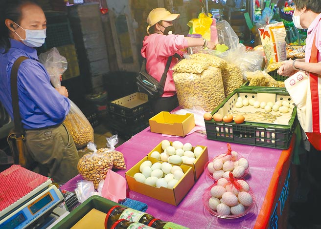 全台發生大缺蛋情況，27日在北市南港市場裡，攤商改成販賣鴨蛋，給需要蛋的民眾另一個選擇。（鄭任南攝）
