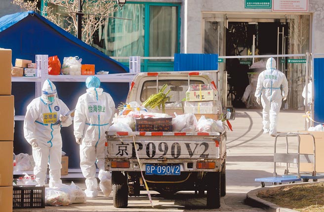 大陆26日新增新冠本土25例确诊，分布浙江、北京等8省市。浙江杭州发现1名Omicron确诊者的公司进口物料中，验出多个Omicron核酸阳性样本。图为北京丰台的社区防疫人员正在处理货车商品。（中新社）