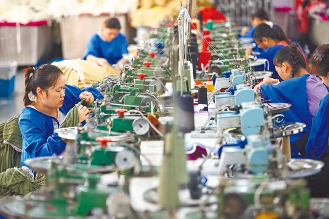 大陆2021年全国规模以上工业企业利润总额达8兆7092.1亿元人民币，比上年增长34.3％。图为江苏苏州一家企业的生产线工人。（中新社）