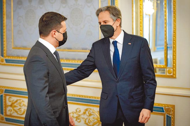 美国向俄方提交有关安全保障协议的书面回覆，拒绝俄方对北约不得接纳乌克兰的要求。图为美国国务卿布林肯（右）日前访问乌克兰会晤乌克兰总统泽伦斯基。（摘自乌克兰总统府官网）