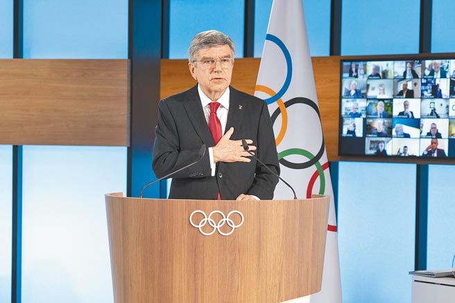 国际奥委会主席巴赫（见图）表示，他上周才与大陆网球选手彭帅谈过话，将在北京冬奥会期间与她会面。（新华社）