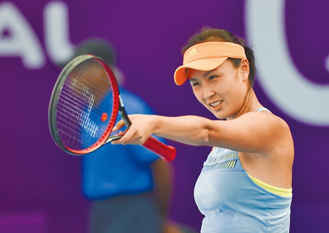 国际奥委会主席巴赫表示，他上周才与大陆网球选手彭帅（见图）谈过话，将在北京冬奥会期间与她会面。（新华社）