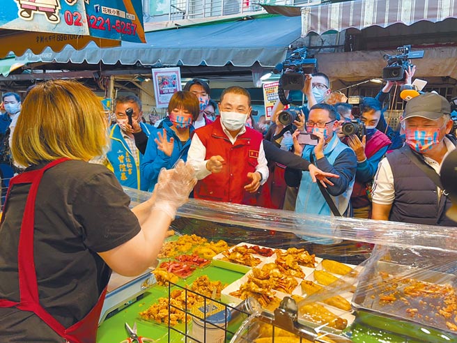 农历春节将近，市场採买人潮变多，新北市长侯友宜昨日前往土城学府路民有摊贩集中区视察，呼吁民眾採买一次买足。民眾也可透过新北公有市场网购平台「来新北逛菜市」PChome及虾皮网站订购商品，减少外出及接触机会。（蔡雯如摄）