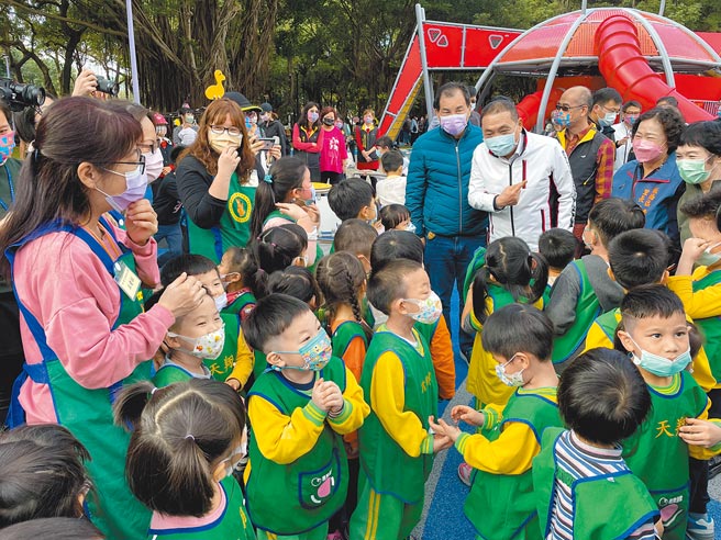 新北市长侯友宜27日出席板桥区环河公园儿童游戏场启用仪式。（叶书宏摄）