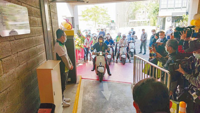 台南市长黄伟哲骑车开箱台南首座机车停车塔。（程炳璋摄）