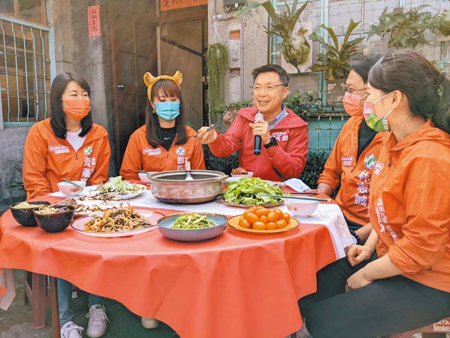 民进党高雄巿党部主委赵天麟（中）27日上午率「高雄正能量」成员黄雍琇（左起）、邓巧佩、林志诚、李庭慧以「自煮防疫」，运用各自选区的在地食材，制作特色年菜。（曹明正摄）