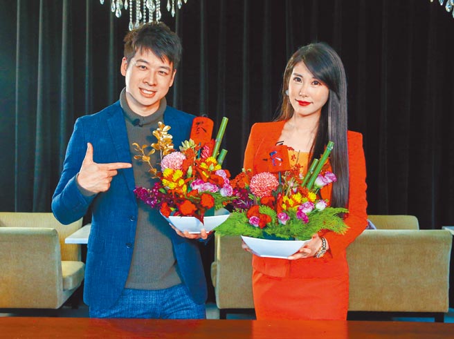 中天主播刘盈秀（右）与许甫都非常满意亲手插的新春盆花。（粘耿豪摄）