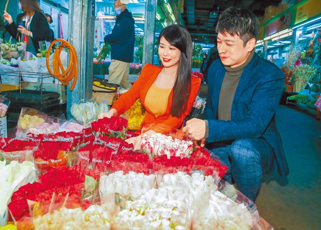 刘盈秀（左）和许甫一早到花市挑选插花材料。（粘耿豪摄）