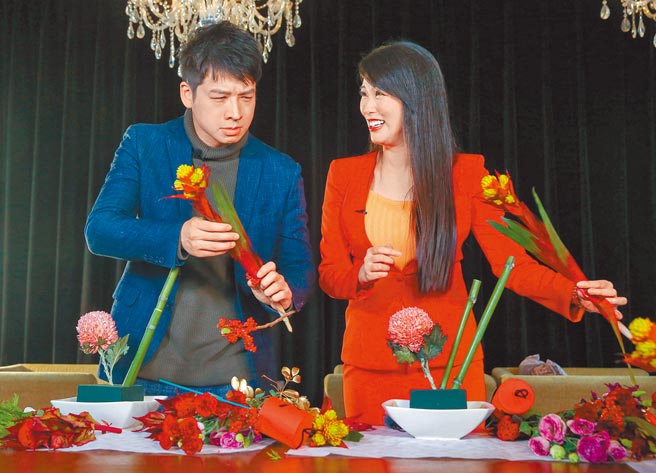 许甫（左）插花初体验，显得有些不知所措，反倒是曾上过花艺课的刘盈秀很上手。（粘耿豪摄）