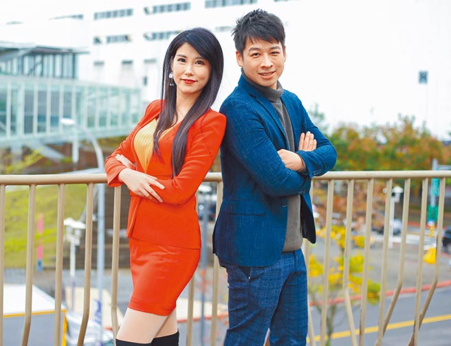 刘盈秀（左）、许甫盼观眾继续支持中天新闻。（粘耿豪摄）