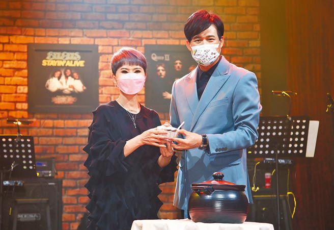 陳國華（右）主持的新節目《《那些年。那些歌》昨開錄，特地為來賓詹雅雯燉雞湯。（陳俊吉攝）