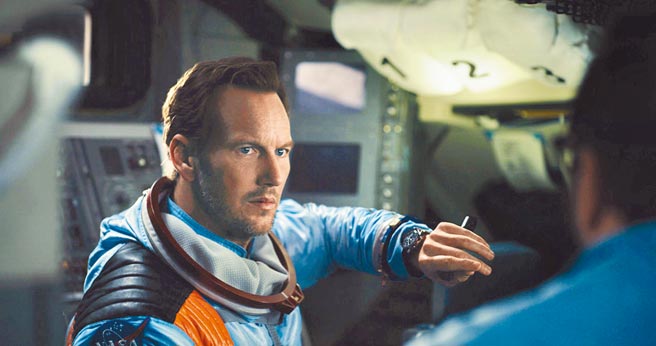 派翠克威尔森在《月球殒落》（MOONFALL）中佩戴OMEGA专为太空人打造的超霸系列登月表。（OMEGA提供）