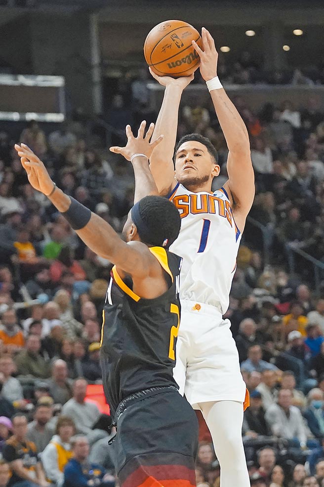 无视对方扑上防守，戴文布克外线稳定出手。（美联社）