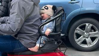 小男嬰遭機車後座椅「擠壓」載上路 網罵翻父母道歉了