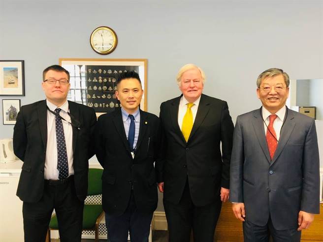 國民黨立委陳以信與英國多位政要合影。（圖／陳以信辦公室提供）