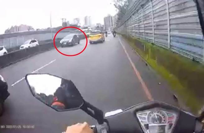 網友分享行車紀錄影像，新北市新店安坑也出現「逆向三寶」。（翻攝爆料公社影片）