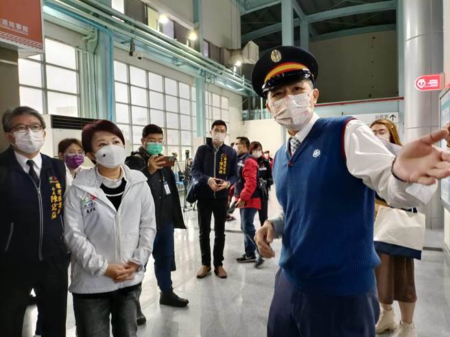 市長盧秀燕表示，台中市疫情尚在可控範圍之內，目前防疫等級仍維持跟中央一致。（陳淑娥攝）