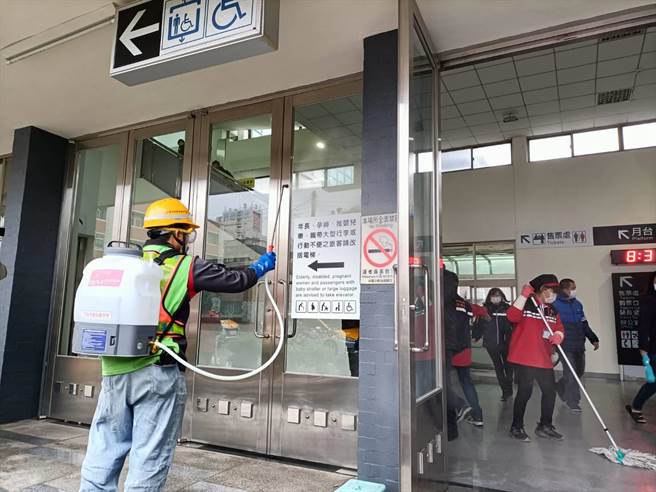返鄉人潮出籠，台中市環保局今日上午前往沙鹿火車站進行清消。（陳淑娥攝）