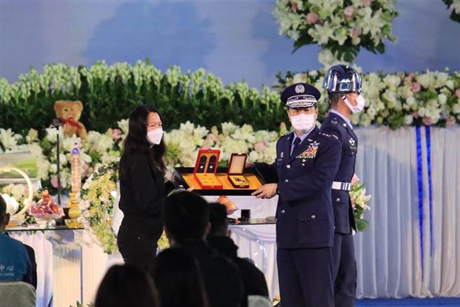 空军司令熊厚基颁授忠勇勋章、追晋陈奕为少校，陈母代表受颁。（廖素慧摄）
