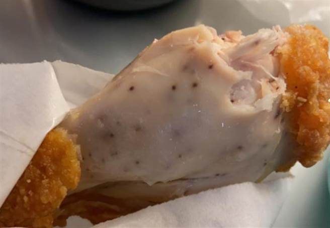 网友分享诡异照片，炸鸡腿肉上竟长出黑色痘痘，触感还是硬的。（翻摄脸书）
