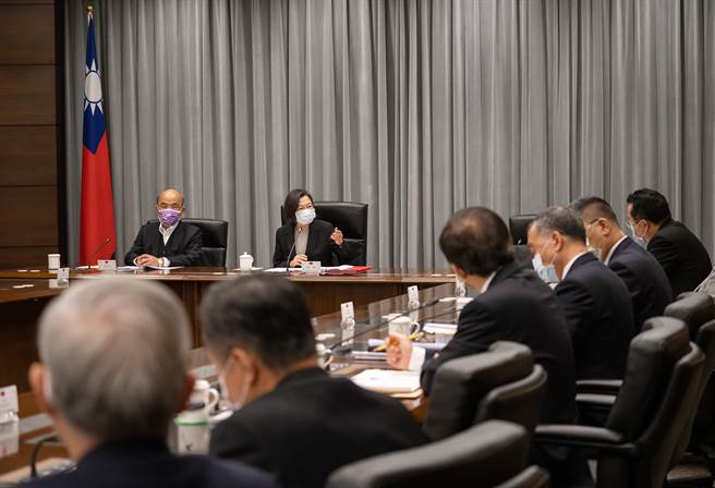 蔡英文总统(中)28日上午10点邀集行政院长苏贞昌(左)及相关部会首长，在总统府召开国安高层会议，总统三项指示：持续密切关注乌克兰情势，确保国家安全与臺海及区域和平稳定、落实防疫工作，呼吁「戒慎而不恐慌」、落实民生物资物价稳定措施，维护总体经济稳定。（总统府提供）